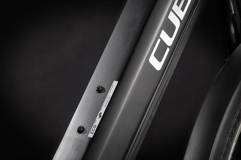 Cube Touring Hybrid Pro 625 Electric Bike in Black/White-4